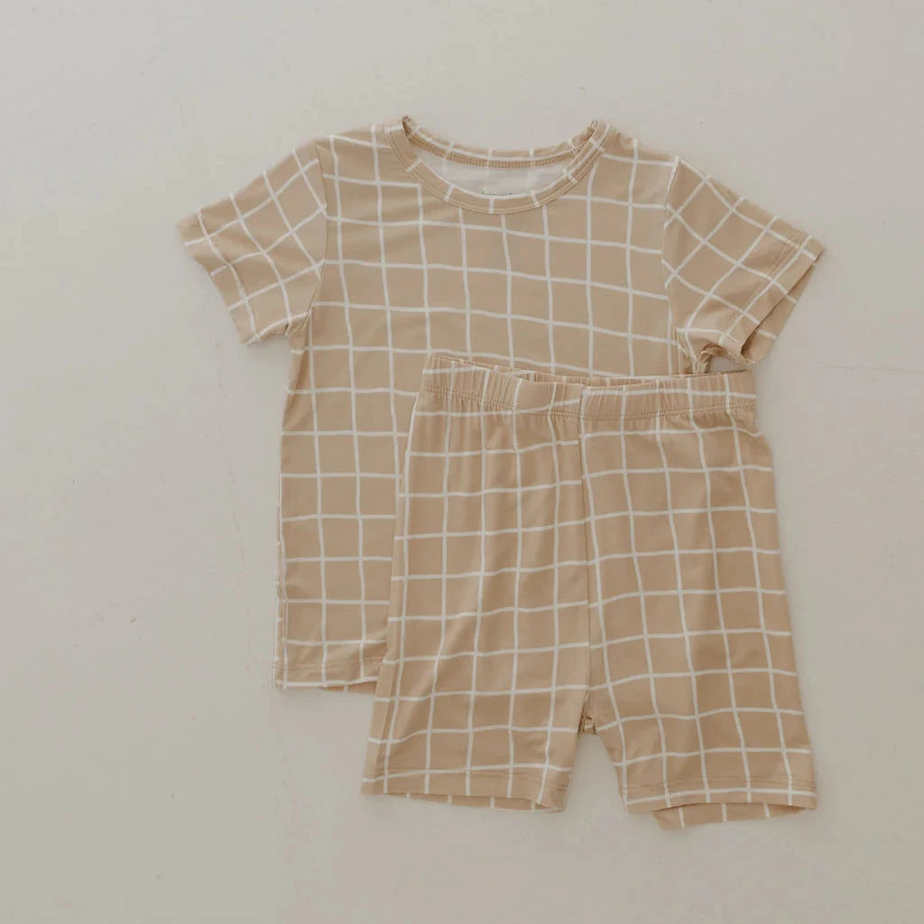 Matchande rutig pyjamas - mamma och barn