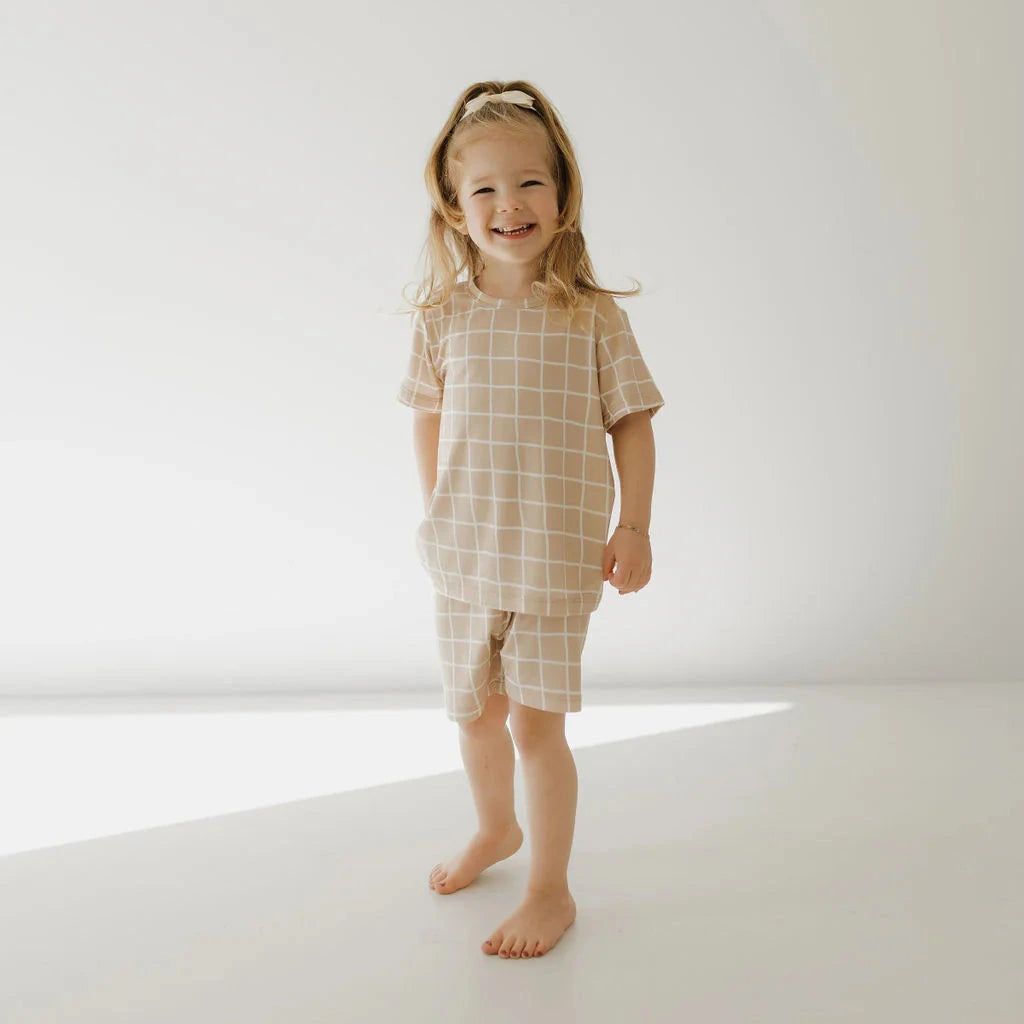 Matchande rutig pyjamas - mamma och barn