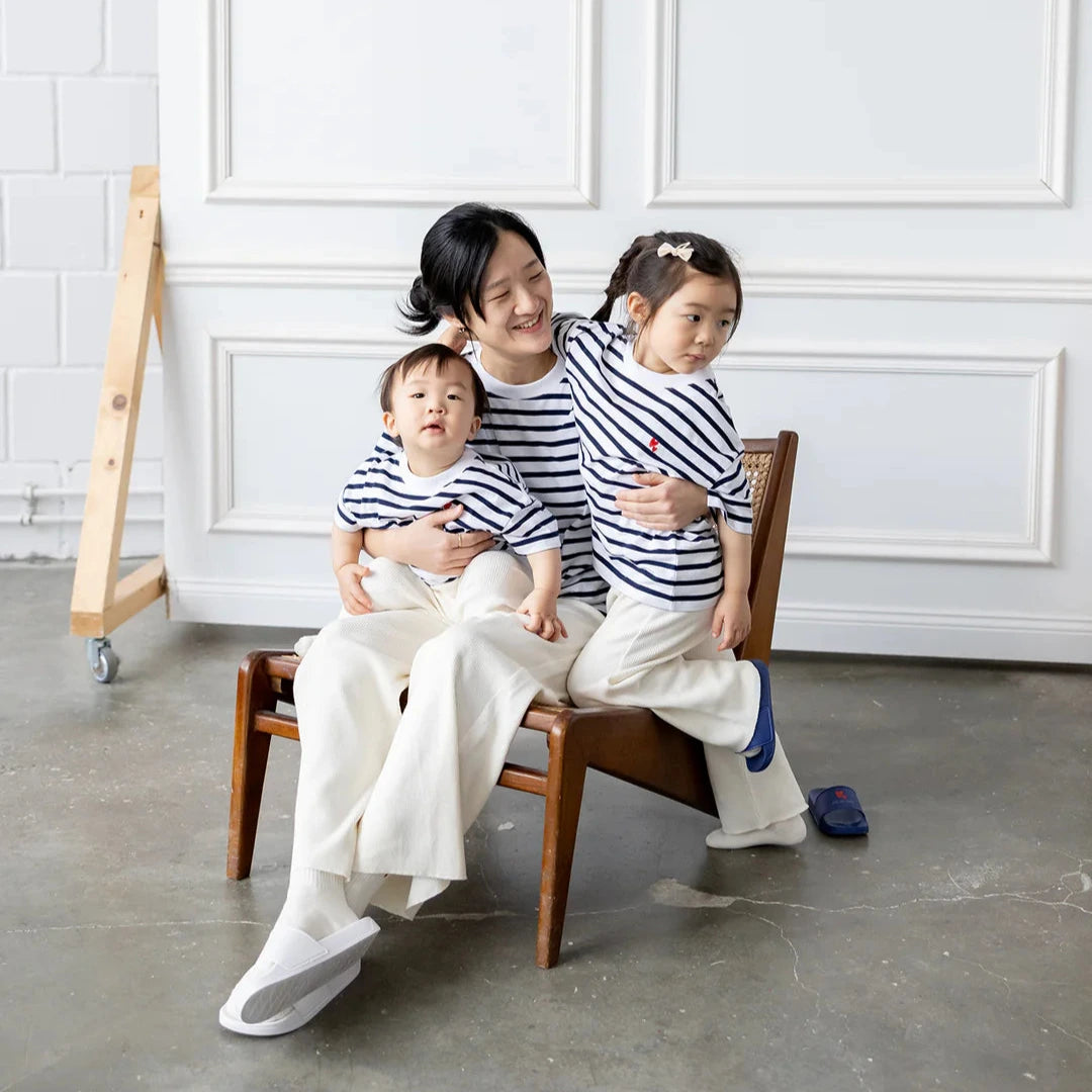 Set - Matchande mjuk blårandig T-shirt - förälder och barn