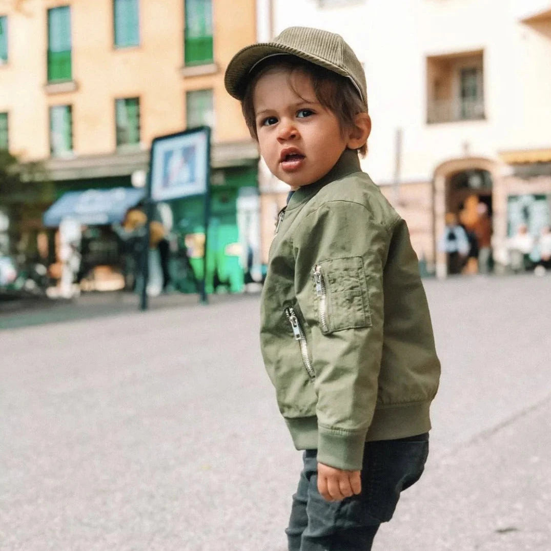 Matchande keps för mamma och barn, tillgängliga i vuxen-, barn- och bebisstorlekar.