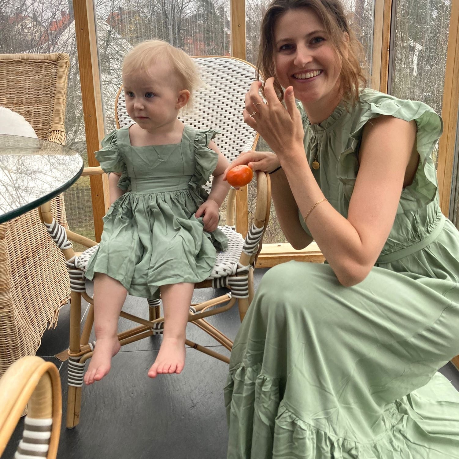 Matchande klänning för mamma och dotter. 